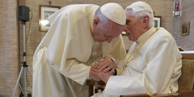 Paus Fransiskus dan Paus Benediktus XVI Sudah Terima Vaksin Covid-19