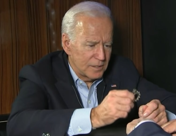 Presiden Joe Biden Selalu Kenakan Rosario untuk Kenang Putranya