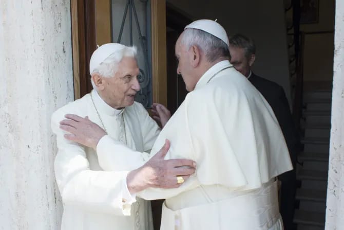 Hangatnya Persahabatan Paus Fransiskus dan Mendiang Paus Benediktus XVI